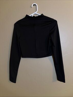 Source Unknown Black Long-Sleeve Mock Neck Crop Top